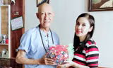 Việt Trinh đến nhà nghệ sĩ Lê Bình