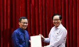 Bộ trưởng Lê Vĩnh Tân trao quyết định cho đồng chí Hoàng Quốc Long. 