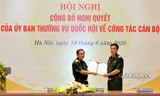 Đại tướng Đỗ Bá Tỵ trao quyết định và chúc mừng Thiếu tướng Đỗ Quang Thành. 