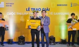 Lãnh đạo Sam Sung Việt Nam trao quà cho thí sinh giành giải nhất SCPC 2018