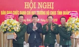 Lãnh đạo Quân khu 3 và lãnh đạo tỉnh Quảng Ninh chúc mừng Thiếu tướng Lê Đình Thương và Đại tá Lê Văn Long. 