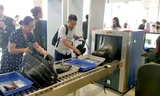 Khu vực soi chiếu an ninh hành lý xách tay của hành khách tại sân bay Tân Sơn Nhất 