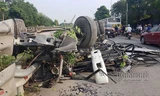 Bị tàu hỏa đâm trực diện, xe tải nát bét, trơ khung ở Hà Nội