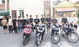 Tìm đối thủ hỗn chiến, nhóm thanh thiếu niên đánh luôn người đi đường