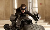 Anne Hathaway cưỡi mô tô với Batman
