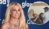Britney Spears tháo nhẫn cưới khi đi du lịch, chồng trẻ phủ nhận tin đồn hôn nhân rạn nứt
