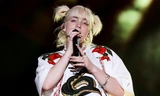 Tuổi 20 của Billie Eilish: Vừa lập kỷ lục tại Coachella đã ẵm ngay giải Quả Cầu Vàng 2022
