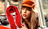 Taylor Swift tiết lộ bí mật động trời về chiếc khăn quàng cổ màu đỏ trong bài hát "All Too Well"