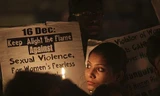 Sinh viên Ấn Độ thắp nến tưởng niệm 1 năm ngày mất của nữ sinh 23 tuổi thiệt mạng vì bị cưỡng hiếp tập thể trên xe bus ở New Delhi
