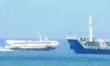 Tàu khách cánh ngầm đâm tàu chở dầu