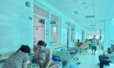 Số trẻ bị sốt xuất huyết tăng cao bất thường, bệnh viện lo thiếu dịch truyền 
