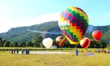Người miền Tây đổ xô ngắm khinh khí cầu đa sắc dưới chân Phụng Hoàng Sơn