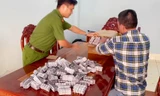 Bị truy đuổi, kẻ buôn lậu ném 30.000 viên thuốc xuống đường rồi tẩu thoát