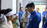 Bí thư thường trực T.Ư Đoàn Nguyễn Ngọc Lương thăm, tặng quà người dân vùng lũ Hòa Bình