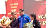 Anh Nguyễn Ngọc Việt, Bí thư Thành Đoàn Hà Nội tặng hoa cho các nhân chứng lịch sử giao lưu tại cầu truyền hình "Ngày đoàn viên - Theo dấu chân lịch sử"