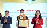 Bà Võ Thị Ánh Xuân, Phó Chủ tịch nước và anh Nguyễn Anh Tuấn, Bí thư thứ nhất T.Ư Đoàn trao danh hiệu "Sinh viên 5 tốt" cấp T.Ư năm 2021. Ảnh: Dương Triều