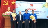 Các đại biểu tặng hoa chúc mừng hai tân Phó Bí thư Thành Đoàn Hà Nội, gồm: anh Trần Quang Hưng (bên trái) và anh Lý Duy Xuân (bên phải). 