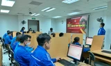 Những thí sinh đầu tiên tham gia thi trực tuyến tuần 1 tìm hiểu lịch sử 90 năm Đảng bộ Thành phố và truyền thống lịch sử, văn hóa của Thủ đô Hà Nội.