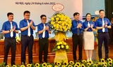 Anh Nguyễn Minh Triết, Bí thư T.Ư Đoàn, Chủ tịch T.Ư Hội SVVN (thứ 3, từ phải sang) tặng hoa chúc mừng đại hội.