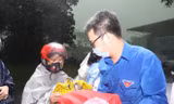 Anh Nguyễn Tường Lâm, Bí thư Chi bộ, Trưởng ban Đoàn kết tập hợp thanh niên T.Ư Đoàn, Phó chủ tịch thường trực T.Ư Hội Liên hiệp Thanh niên Việt Nam, trao quà cho công nhân tại "Gian hàng san sẻ yêu thương". Ảnh: Bảo Anh