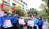 Anh Nguyễn Anh Tuấn, Bí thư thường trực T.Ư Đoàn trao biển hiệu gắn trên các chuyến xe chở suất ăn miễn phí tiếp sức sinh viên, công nhân và người gặp khó khăn vì dịch COVID -19 ở Hà Nội. 