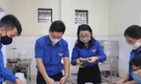 Chị Nguyễn Thị Thơm, quyền Bí thư Tỉnh Đoàn Nghệ An (thứ 2, từ phải qua), cùng các tình nguyện viên chuẩn bị đồ ăn cho người dân tại khu cách ly tập trung.