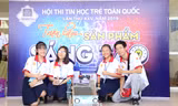 Các thí sinh bên sản phẩm sáng tạo tại Hội thi tin học trẻ toàn quốc năm 2019.