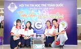 Các thí sinh bên sản phẩm sáng tạo tại Hội thi tin học trẻ toàn quốc năm 2019.