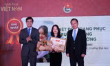 Bí thư thường trực T.Ư Đoàn Bùi Quang Huy (bên trái) trao giải Nhất cho thí sinh Bùi Mai Anh.