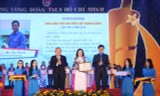 Phó Thủ tướng thường trực Chính phủ Trương Hòa Bình (ngoài cùng, bên trái) cùng Bí thư T.Ư Đoàn, Chủ tịch T.Ư Hội SVVN Bùi Quang Huy trao tặng giải thưởng cho các Nhà giáo trẻ tiêu biểu cấp T.Ư năm 2020. Ảnh: Bảo Anh