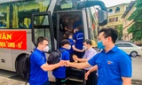  Anh Trần Quang Hưng, Phó Bí thư Thành đoàn, Chủ tịch Hội Sinh viên TP. Hà Nội tiễn đoàn tình nguyện Học viện Y Dược học cổ truyền Việt Nam lên đường tiếp sức TPHCM.