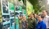 Anh Nguyễn Anh Tuấn, Bí thư thường trực T,Ư Đoàn Chủ tịch T.Ư Hội LHTN Việt Nam (ngoài cùng, bên phải cùng ông Vũ Trọng Kim, Chủ tịch T.Ư Hội Cựu TNXP Việt Nam tham quan triển lãm ảnh về 70 năm TNXP Việt Nam