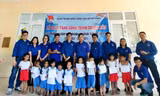 Nhóm Giải thưởng Lý Tự Trọng 2018 trao tặng các món quà ý nghĩa cho các em học sinh mầm non vùng biên tại điểm trường Húc Palu thuộc trường tiểu học A Túc, xã Lìa (huyện Hướng Hóa, tỉnh Quảng Trị).