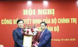 Ông Phạm Minh Chính trao quyết định cho anh Lê Quốc Phong. Ảnh: Lâm Đăng Hải