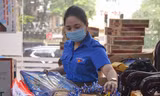 Cán bộ Đoàn vào bếp làm bánh trung thu tặng các em thiếu nhi