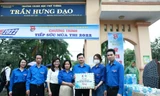 Anh Nguyễn Minh Triết, Bí thư T.Ư Đoàn, Chủ tịch T.Ư Hội SVVN (thứ 3, từ phải sang) tặng quà đội hình Tiếp sức mùa thi tại điểm thi trường THPT Trần Hưng Đạo (Nam Định). Ảnh: Bảo Anh