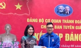 Anh Trần Quang Hưng, Phó Bí thư Thành Đoàn Hà Nội trao quyết định kết nạp đảng cho tân đảng viên Nguyễn Mai Anh, cán bộ Ban Tuyên giáo Thành Đoàn. 