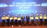 Anh Nguyễn Anh Tuấn, Ủy viên T.Ư Đảng, Bí thư thứ nhất T.Ư Đoàn; ông Nguyễn Long Hải, Ủy viên dự khuyết T.Ư Đảng, Bí thư Đảng ủy Khối doanh nghiệp T.Ư trao giải thưởng “Đổi mới, sáng tạo phát triển doanh nghiệp” lần thứ II năm 2021.