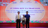 Anh Nguyễn Ngọc Lương. Bí thư T.Ư Đoàn, Chủ tịch Hội đồng Đội T.Ư (bên phải) trao giải Đặc biệt cho em Lê Thùy Anh, học sinh lớp 3C10, Trường Tiểu học Chu Văn An (TP Hải Phòng)