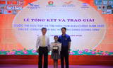 Anh Nguyễn Ngọc Lương. Bí thư T.Ư Đoàn, Chủ tịch Hội đồng Đội T.Ư (bên phải) trao giải Đặc biệt cho em Lê Thùy Anh, học sinh lớp 3C10, Trường Tiểu học Chu Văn An (TP Hải Phòng)