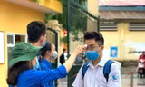 Thanh niên tình nguyện hỗ trợ thí sinh tại chương trình "Tiếp sức mùa thi" năm 2021.