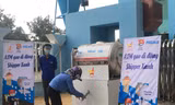 Người dân nhận gạo tại ATM gạo di động