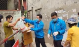 Đội Thanh niên xung kích cùng với Hội phụ nữ và các tổ chức mang nhu yếu phẩm trao tận tay cho người dân ở ngõ 165 Cầu Giấy. 