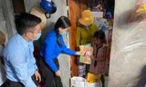 Chị Nguyễn Phạm Duy Trang, Trưởng ban Công tác Thiếu nhi T.Ư Đoàn, Phó Chủ tịch thường trực Hội đồng Đội T.Ư tặng quà cho thiếu nhi có hoàn cảnh khó khăn tại Phúc Xá, Ba Đình, Hà Nội