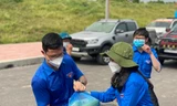 Chị Chu Hồng Minh, Bí thư Thành Đoàn Hà Nội đón nhận nhu yếu phẩm từ đại diện Tỉnh Đoàn Bắc Giang