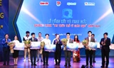 Các đại biểu trao giải cho 5 công trình tiêu biểu nhất chương trình Tri thức trẻ vì giáo dục năm 2021