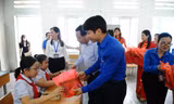 Anh Nguyễn Ngọc Lương, Bí thư T.Ư Đoàn, Chủ tịch T.Ư Hội LHTN Việt Nam tặng quà cho các em thiếu nhi tại lễ ra quân Chiến dịch Thanh niên tình nguyện hè năm 2022 của Thành Đoàn Hà Nội