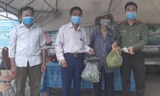 Cụ Nguyễn Văn Thái, 89 tuổi mang tặng 1kg gạo, 1 quả bầu, 1 bó rau muống, 1 túi rau vặt và 20 nghìn đồng tặng cho người dân cách ly ở Hà Tĩnh