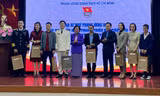 Bà Trương Mỹ Hoa, nguyên Phó Chủ tịch nước, Chủ tịch Quỹ học bổng Vừ A Dính; anh Nguyễn Anh Tuấn, Bí thư thứ nhất T.Ư Đoàn, Chủ tịch T.Ư Hội LHTN Việt Nam tặng quà lưu niệm cho các đại biểu