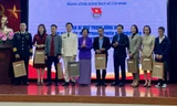 Bà Trương Mỹ Hoa, nguyên Phó Chủ tịch nước, Chủ tịch Quỹ học bổng Vừ A Dính; anh Nguyễn Anh Tuấn, Bí thư thứ nhất T.Ư Đoàn, Chủ tịch T.Ư Hội LHTN Việt Nam tặng quà lưu niệm cho các đại biểu